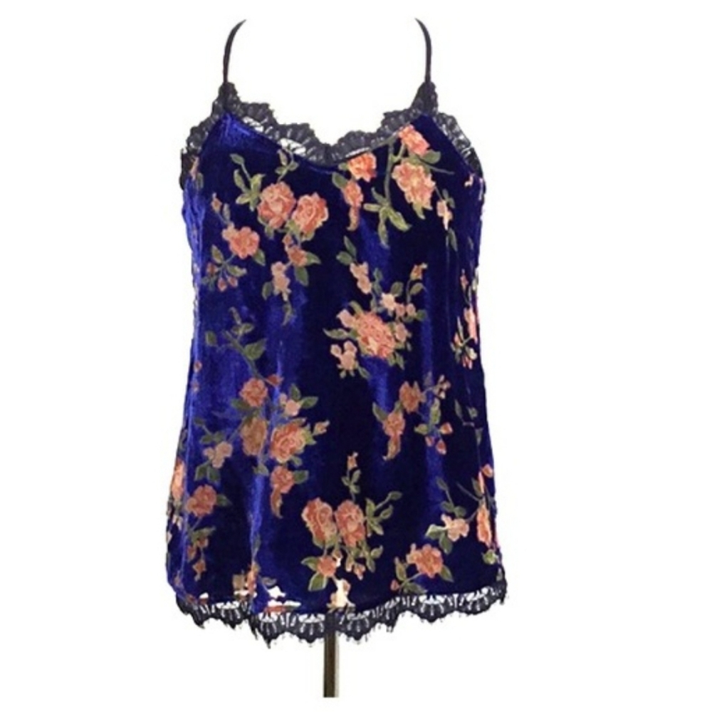 Sleevless, lacy floral blouse